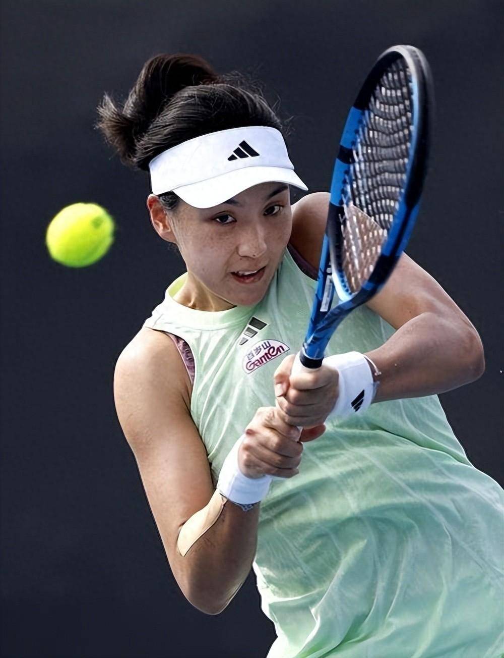 每队由三名 每队由三名