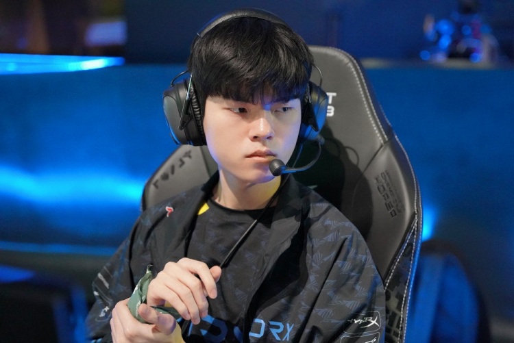 而球迷们则 而球迷们则